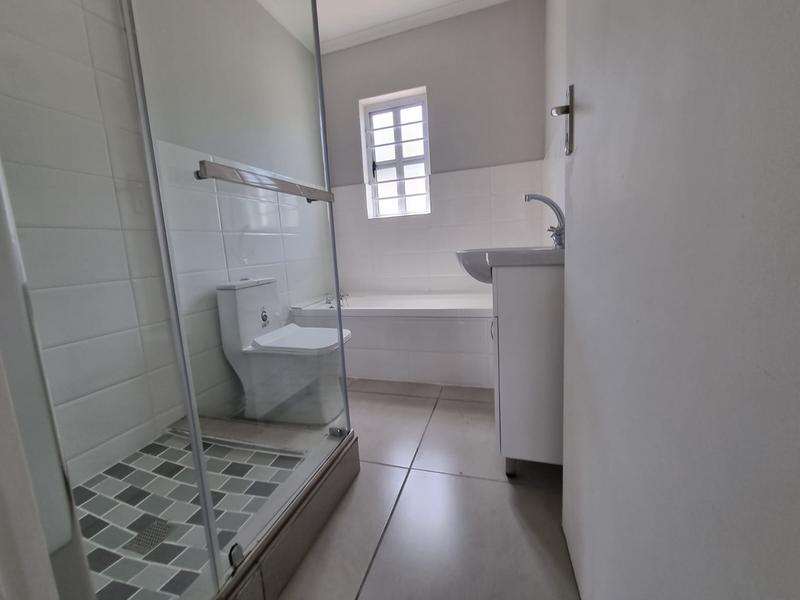 To Let 2 Bedroom Property for Rent in Oakglen Western Cape
